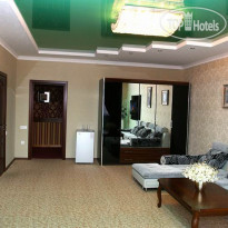 Deluxe Hotel 