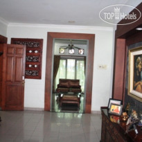 Roemah Oma Guesthouse 