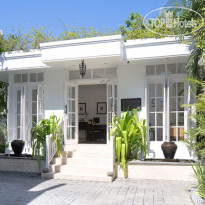 Colony Hotel Вход в отель