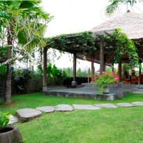 Villa Kayu Lama Сад