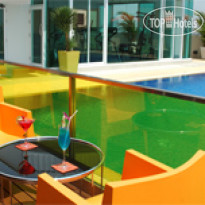 The Tivoli Hotel Bangkok Бар у бассейна