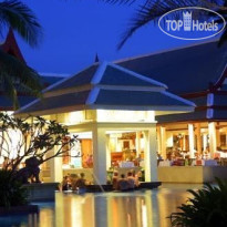 Holiday Inn Resort Phuket Busakorn Swim up bar
