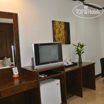 Arya Eightball Records Hotel 