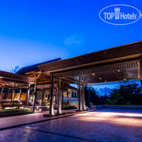 Outrigger Khao Lak Beach Resort Extrance