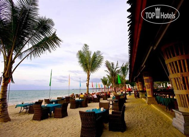 Пляж в Beyond Resort Khaolak 4*