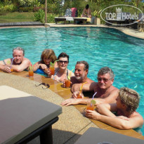 Baan Chai Thung Resort Открытый бассейн в саду