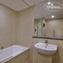 Queen Elizabeth 2 Classic Room Bathroom 