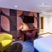 Queen Elizabeth 2 Deluxe Room (King Size Bed)