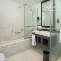 Edge Creekside Hotel Bathroom