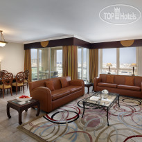 Marriott Executive Apartments Dubai Creek Гостиная апартаментов с 3 спал