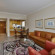 Marriott Executive Apartments Dubai Creek Гостиная апартаментов с 1 спал