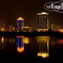 Le Parker International Hotel Фото отеля в ночное время