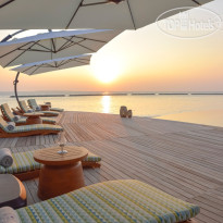 The Nautilus Maldives Lounge у основного бассейна