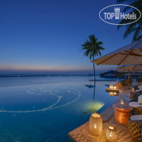 The Nautilus Maldives Lounge у основного бассейна