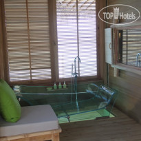 Six Senses Laamu Стеклянная ванна Water Villa