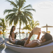 Waves Beach Pool в Centara Ras Fushi Resort & Spa 4*