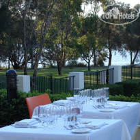 Assured Ascot Quays Apartment Hotel Сервировка