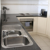 Assured Ascot Quays Apartment Hotel Кухня