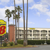 Super 8 Bakersfield Central 