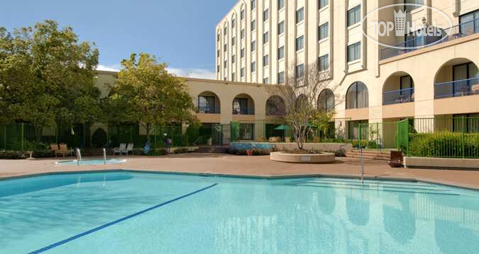 Hotelier's photos Hilton Newark-Fremont 4*