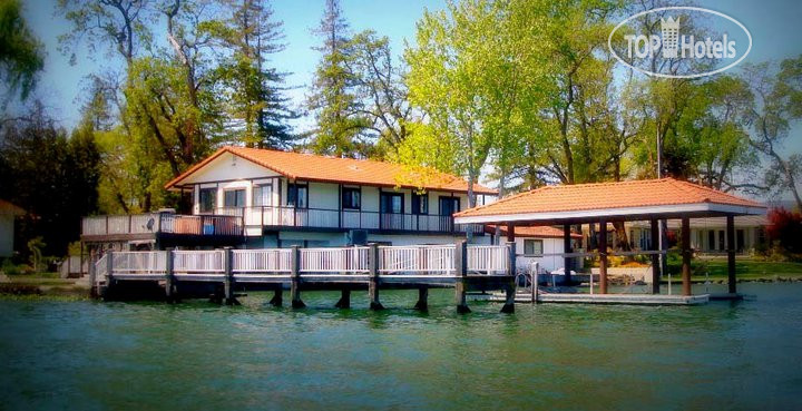 Hotelier's photos Clear Lake Beach House 4*