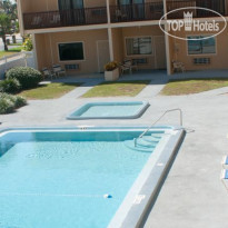 Coastal Waters Inn Бассейн