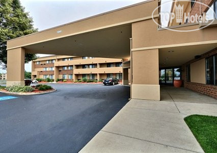 Hotelier's photos Comfort Inn Lansing 3*