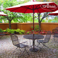 Courtyard State College Терраса