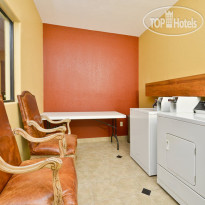 Best Western Plus North Houston Inn & Suites Прачечная