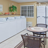 Candlewood Suites Houston By The Galleria Прачечная