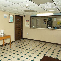 Clover Motel Прихожая