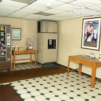 Clover Motel Прихожая