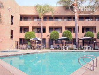 Новые добавленные фото туристов Super 8 Commerce / LA Area 2*