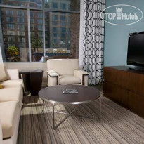 Hilton San Diego Gaslamp Quarter Гостиная зона и вид из окна в