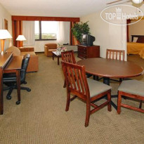 Comfort Suites Airport & Cruise 