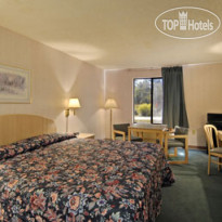 Travelodge Macon I-475 One King Bed Room