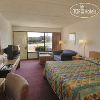 Travelodge Macon North Two Queen Bed Room