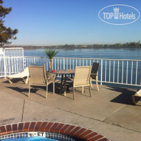 Clover Island Inn Терраса