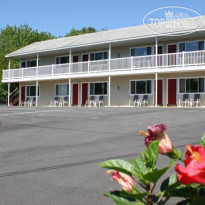 Coast Village Inn & Cottages Парковка