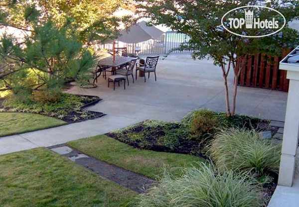 Hotelier's photos Courtyard Memphis East Bill Morris Parkway 3*