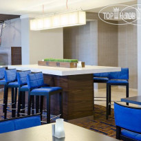 Courtyard St. Louis Airport Earth City Общий стол в баре