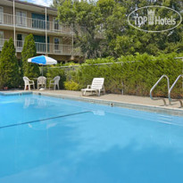 Super 8 Williamsburg Pottery 