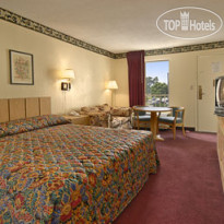 Super 8 Williamsburg Pottery 