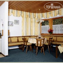 Haus am Fohrenwald Кухня и столовая зона