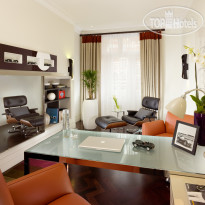 Taj 51 Buckingham Gate Suites and Residences Jaguar Suite - кабинет