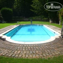 PowderMills Country House Бассейн