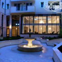 Queen's Court Hotel & Residence 