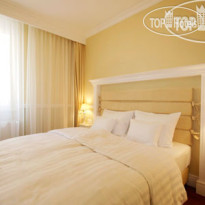 Queen's Court Hotel & Residence 