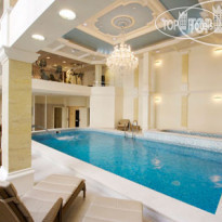 Queens Court Hotel & Residence