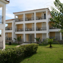 Village Inn Studios & Family Apartments